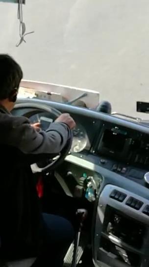 视频实拍：高速行驶中低头刷朋友圈 这位客车司机胆真大