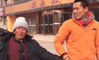 莒县29岁小伙带着妈妈打工6年:在自己跟前最放