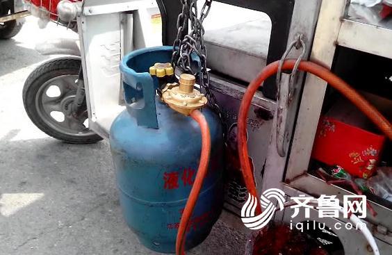 齐鲁网4月3日讯 (记者 聂秀向)3月23日,在临沂费县梁邱镇联合超市门口,一辆摊煎饼的三轮车携带的液化气罐突然发生爆燃。 从监控中可以看到,巨大的火苗突然窜出,火光冲天,辐射范围足有三四米远。 周围路过的几个行人躲闪不及,被大火引燃。事故造成5人严重烧伤,其中包括两名儿童。 在临沂市人民医院烧伤科,记者见到了正在接受治疗的几位事故受害者。张先生就是视频中身上着火逃跑的人,爆炸发生时,他恰好和妻子在事发煎饼摊旁边卖粥,成为了烧伤最为严重的成年人。“当时我的小餐车前面有一个买粥的小朋友,我下去给