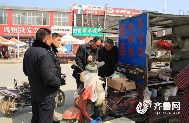 目前,费县梁邱镇已经责成相关部门,对事故原因进行调查,我们也将继续