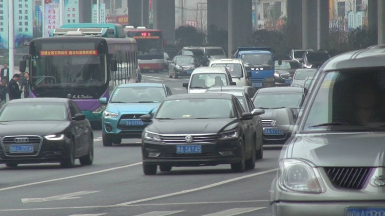 济南机动车总量可停满94个泉城广场 2018年全路段禁停