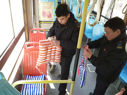 太贴心！济南公交34路车队主动为公交座椅加棉垫