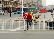 潍坊火车站两条斑马线被擦除 6旬老太为过马路竟翻越防护栏