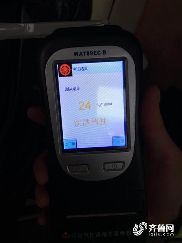 案例五:酒后开车上高速 一张嘴就露馅 1月7日下午16时许,一辆鲁D牌照的小轿车途径疏港高速公路灵珠山东收费站口时,被正在执勤的同三大队一中队民警拦截检查。民警在检查询问时,发现驾驶员宋某的口气中含有酒气,便立即将宋某带至执法站进行呼气式酒精检测,结果发现其体内酒精含量为 24mg/100ml,已达到酒后驾车的标准值。 据宋某交代,由于当天气温骤降到零下,在家没事的宋某下午便约了朋友一起喝酒聊天,后来突然接到单位电话临时有急事,宋某便急匆匆开车赶往单位,谁知在准备上高速的时候碰到交警执勤,直接撞在了枪