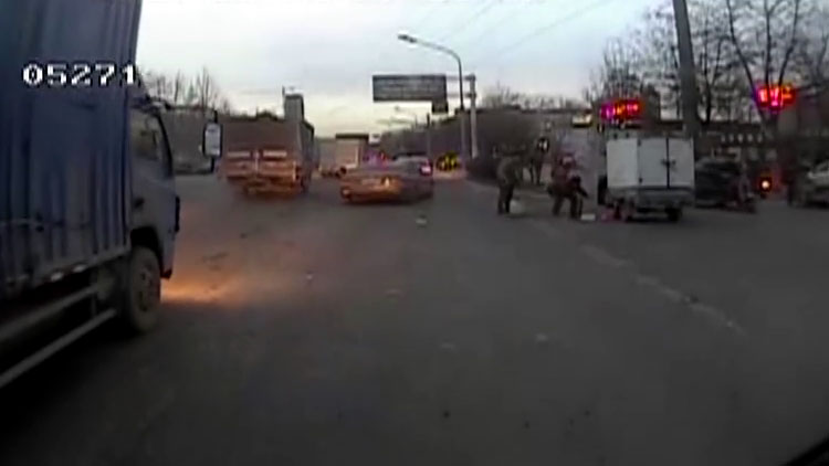 29秒|济南街头快递三轮车突然起火 公交司机挺身灭火
