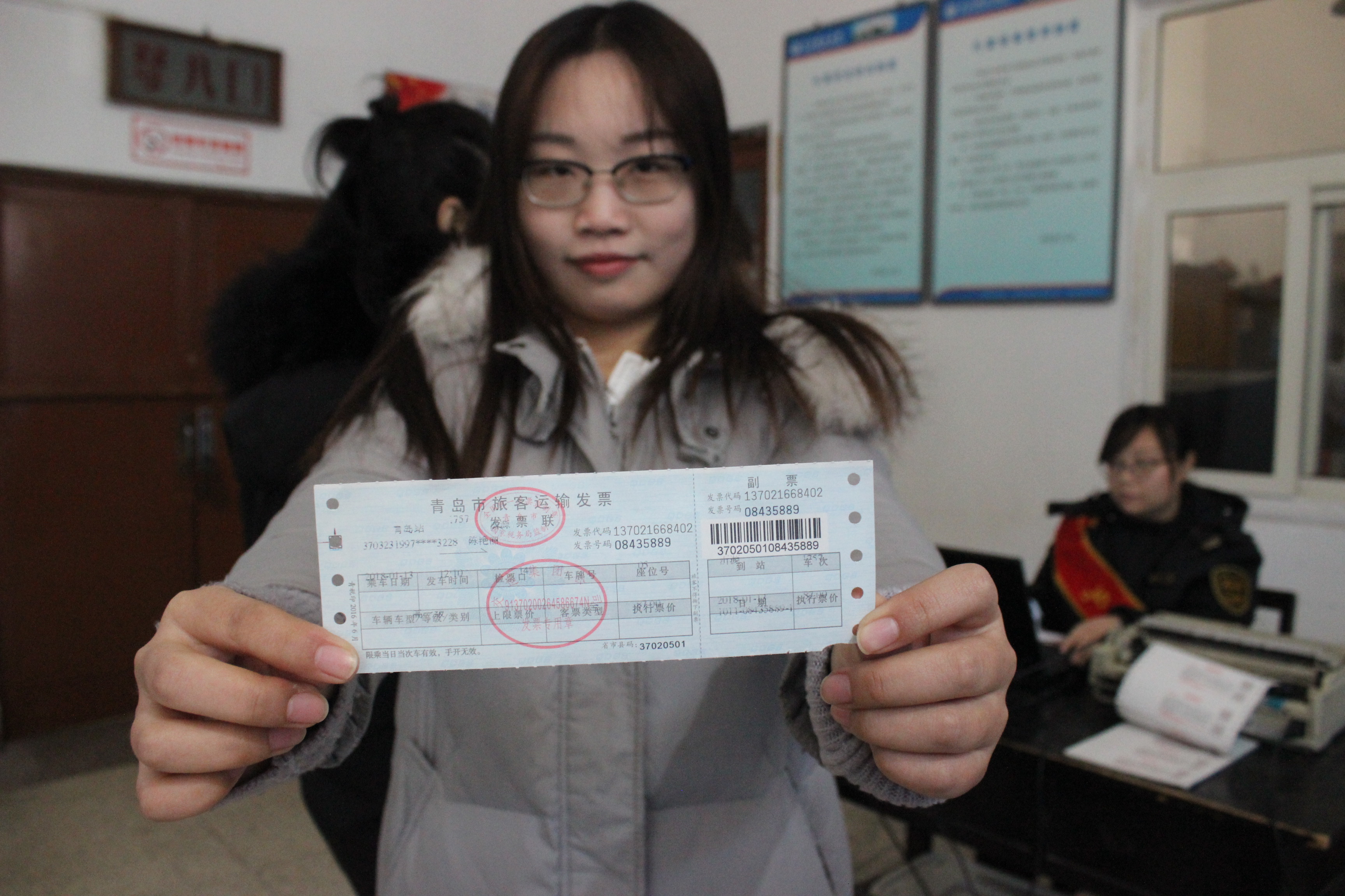 在青岛理工大现场，学生在售票点买到车票.JPG