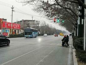 潍坊安顺路黄闪灯正式改为红绿灯 行人过马路心里更有底