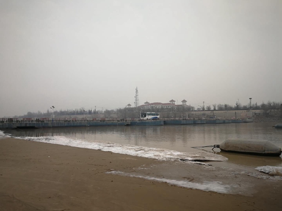 气温回升冰凌消融 济南黄河泺口浮桥恢复通行