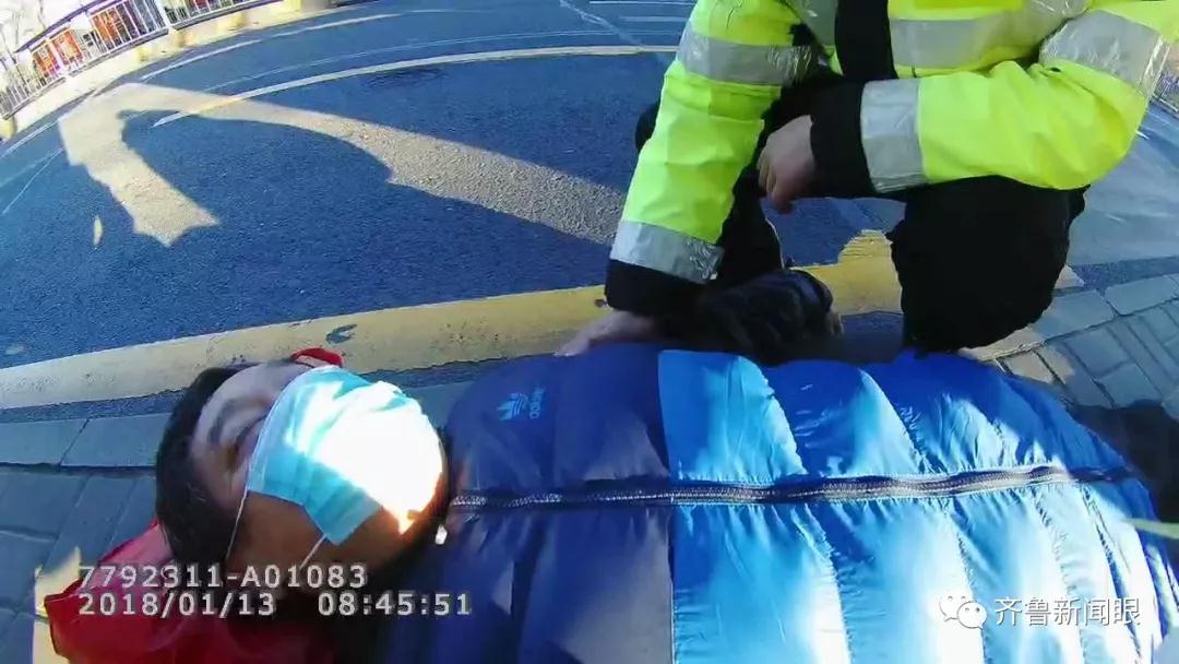 76秒｜济南：老人公交站晕倒 医生交警合力救助垫付药费