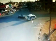 十字路口“加速跑” 潍坊一黑色轿车把救护车撞了个“底朝天”