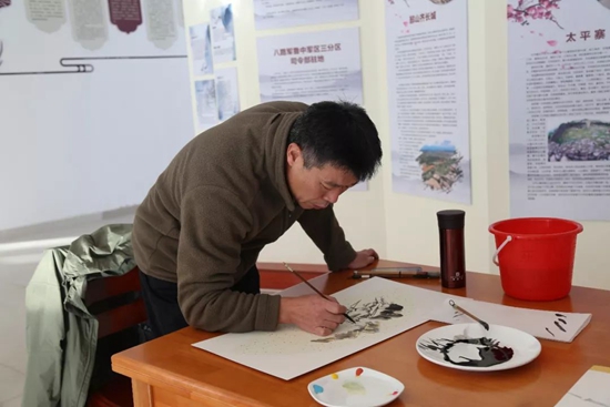 潍坊市美术馆开展文化惠民志愿帮扶活动送书画进农村