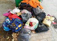 潍坊：回收箱满了无人清理 “爱心物资”被弃路边
