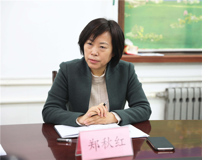 在县接访中心公开接待群众来访,倾听民情解民忧,副县长郑秋红陪同接访