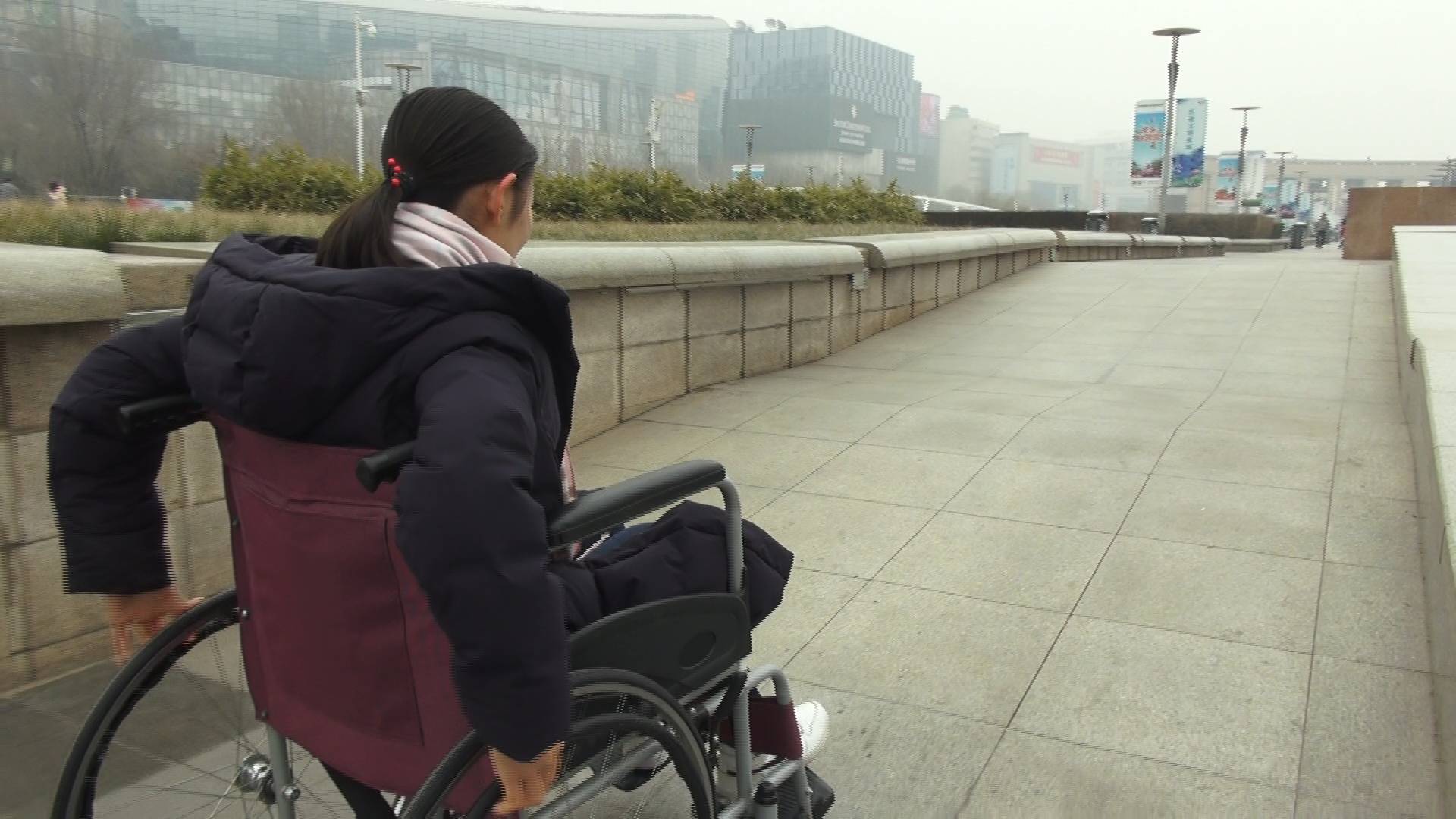 济南高中生坐轮椅体验无障碍设施 呼吁关注残疾人出行