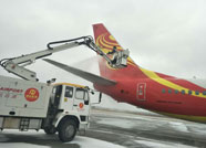 潍坊机场开展除防冰综合演练 应对恶劣天气