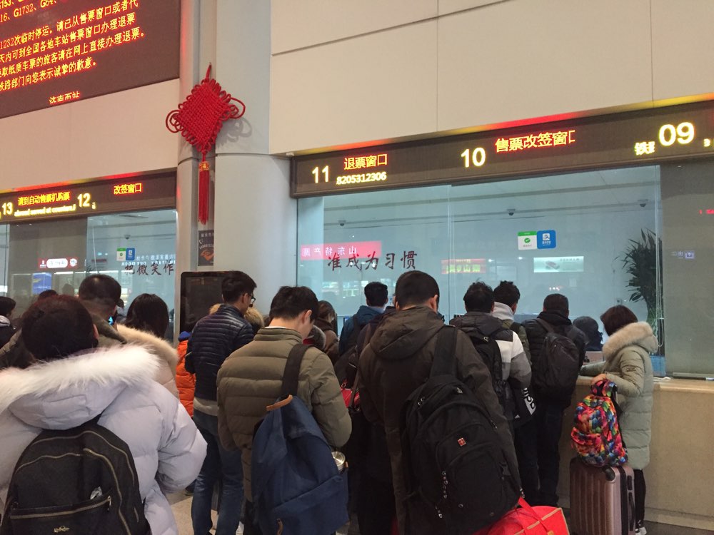 南方暴雪致多辆列车停运 济南西站开启紧急预案