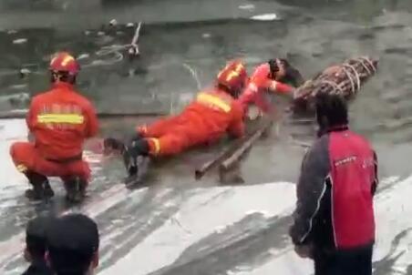 82秒丨哥哥掉入冰河弟弟施救也落水 消防员用肘破冰救人