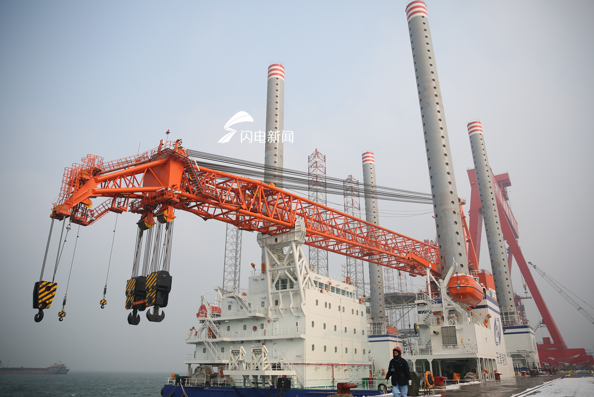 1月28日上午国内目前起重量最大的风电施工平台—“港航平9”在青岛西海岸新区海西重机有限责任公司交付2 - 副本.jpg