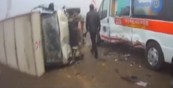 济宁：大雾天厢货与救护车发生碰撞 巡逻交警紧急救援