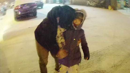 24秒丨孩子发烧雪天难打车 德州民警护送母子三人回家