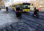 潍坊：“残冰”侵占非机动车道 建议行人及时绕行