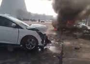 11秒丨泰安博阳路发生交通事故 一轿车起火烧得只剩骨架