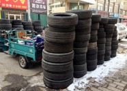 潍坊商铺为占车位出“奇招” 俩车位堆满100多旧轮胎