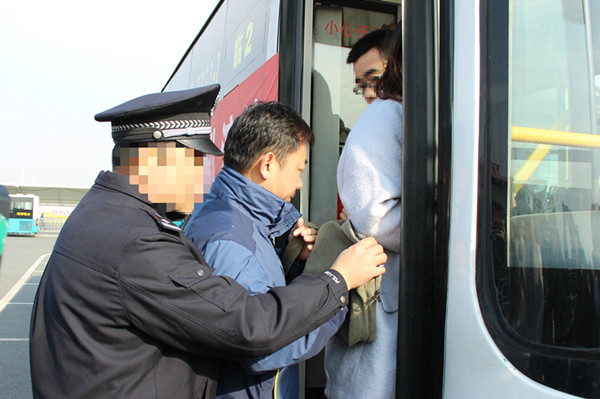 青岛民警传授公交车防扒秘籍 一招辨别司机“防扒暗语”