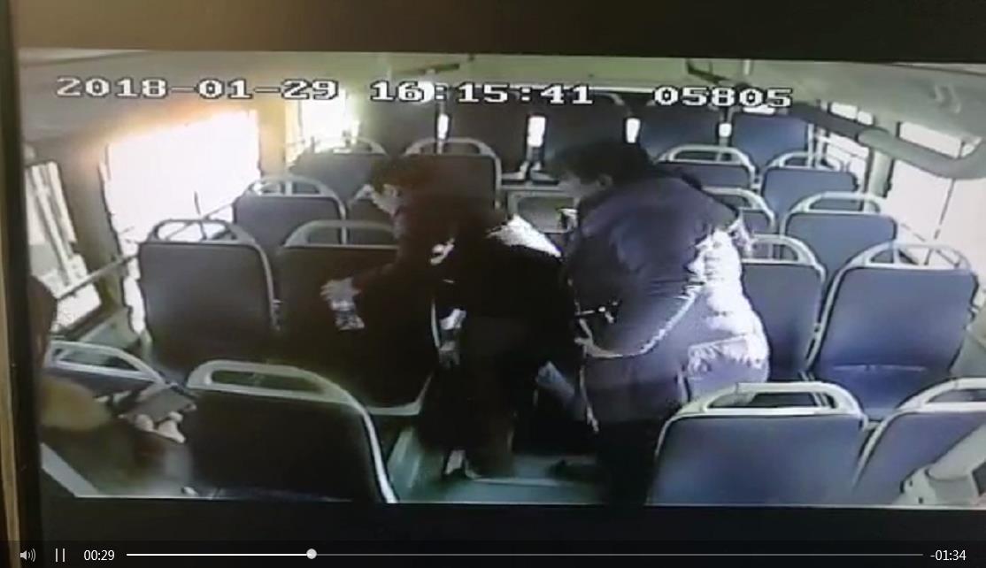 济南一男子乘公交车突发疾病 驾驶员与乘客紧急施救
