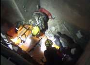 50秒丨泰安电梯维修工不慎跌入6米管道井 消防接力营救
