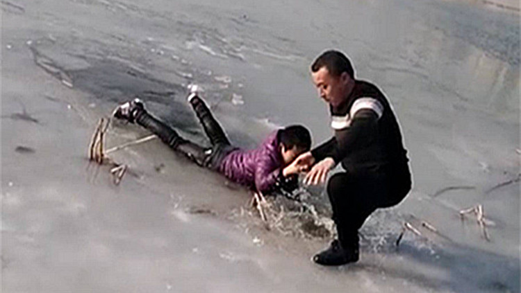 27秒 | 淄博11岁男孩不慎坠入冰窟，搬运工施救后悄悄离开
