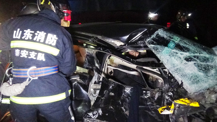 74秒丨新泰S103省道两车相撞一人被困，消防紧急救援