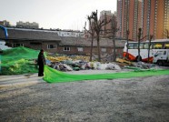 追踪丨潍坊“无名路”上的建筑垃圾堆已做防尘处理 节后全部清运