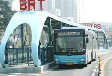 爱心接力：济南盲人乘客首次乘坐BRT就遇好心人一路帮扶