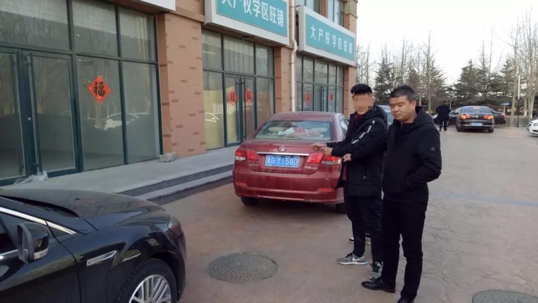 两男子砸车玻璃盗窃 多地流窜作案被潍坊警方抓获