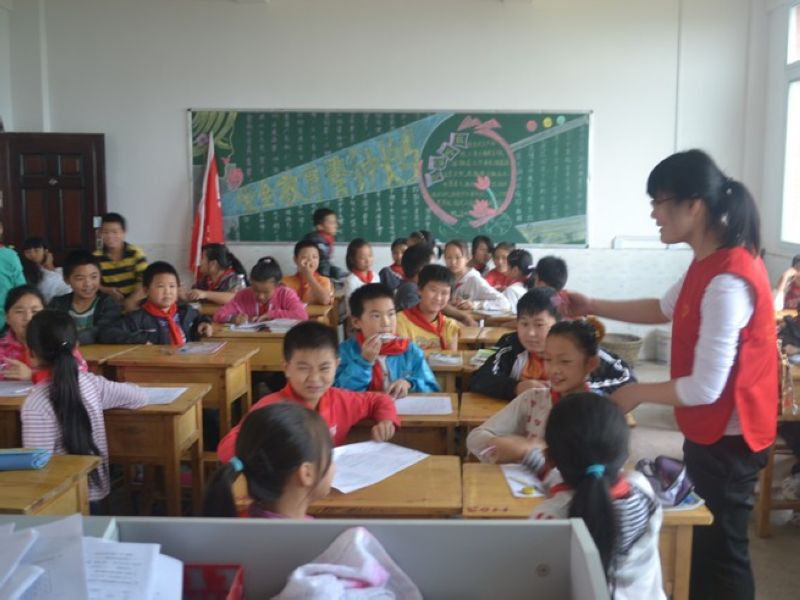 临朐县志愿者协会开展“第二课堂” 为山区孩子送节日大餐