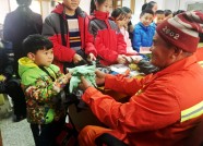 潍坊：“社区娃”当起“小报童” 将劳动所得捐给一线环卫工