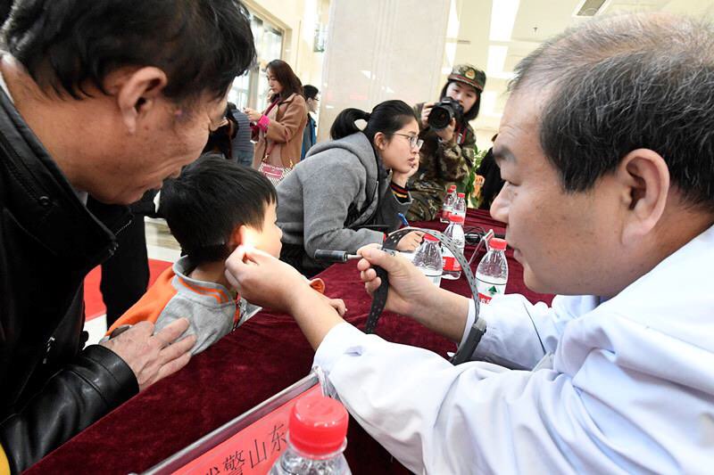 “全国爱耳日” 耳鼻喉科专家为济南市民进行免费听力检测