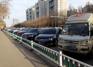 潍坊：开学首日“接娃车”堵了半条街 家长提议错时放学