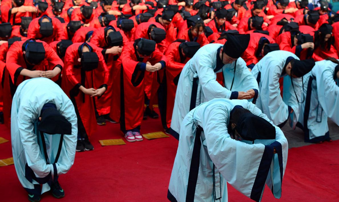 潍坊660名学生在曲阜同读论语 行拜师礼感受传统文化