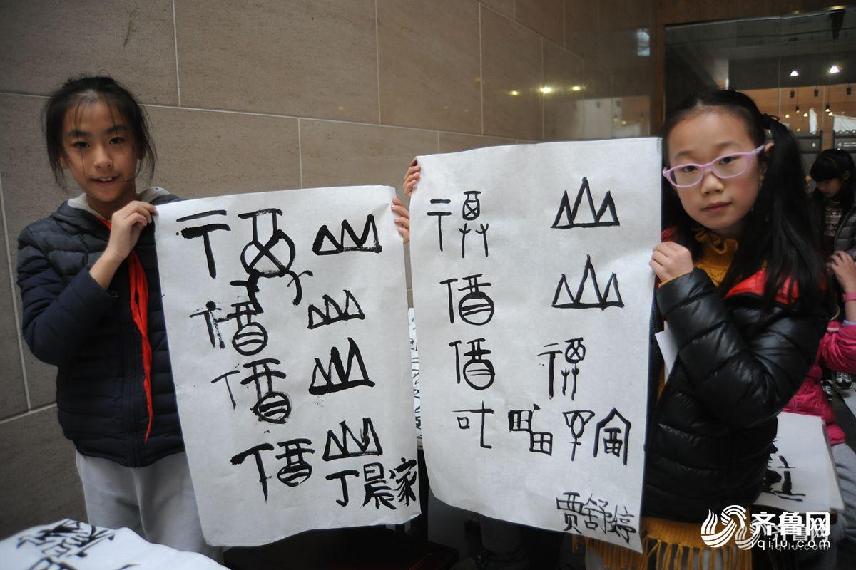 小学生学写甲骨文书法 追溯汉字起源感受传统