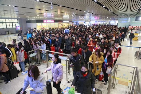 清明节首日济南火车站迎客流最高峰 预计发送11万人