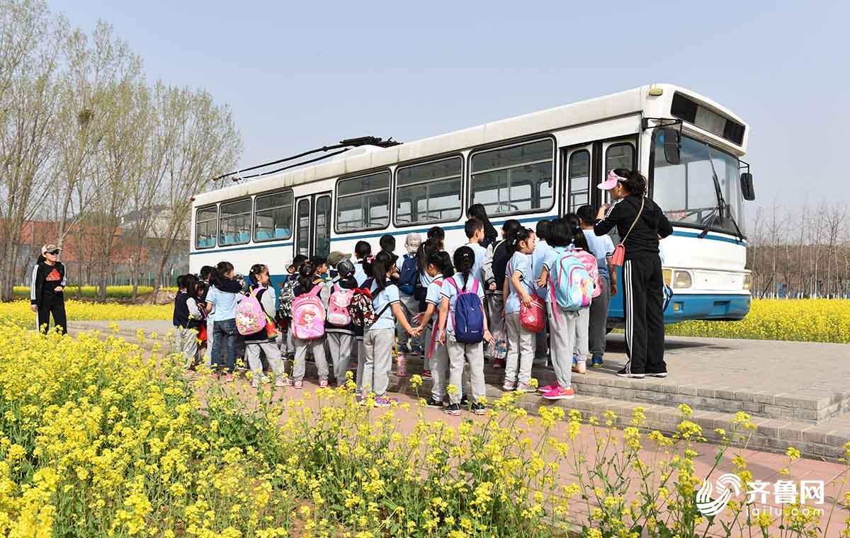行走的课堂! 济南一小学把课堂搬到大自然中