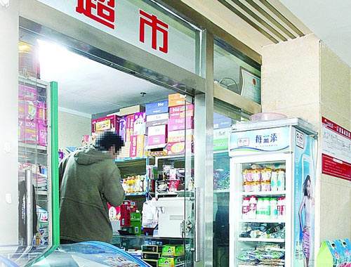 淄博：小偷凌晨“逛”超市 专偷香烟案值数万元