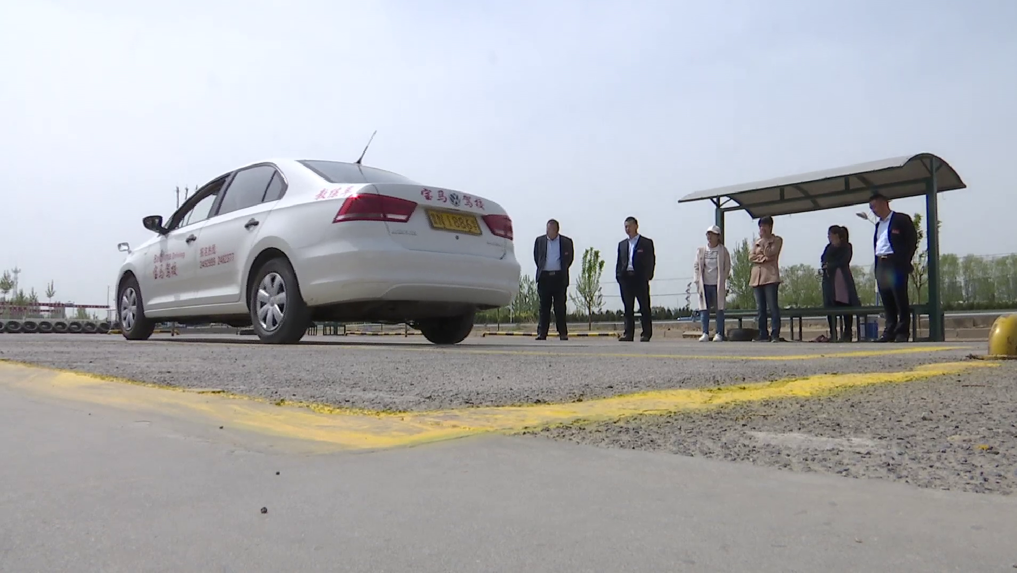 53秒丨倒车入库时手机放线上 德州一驾校用上