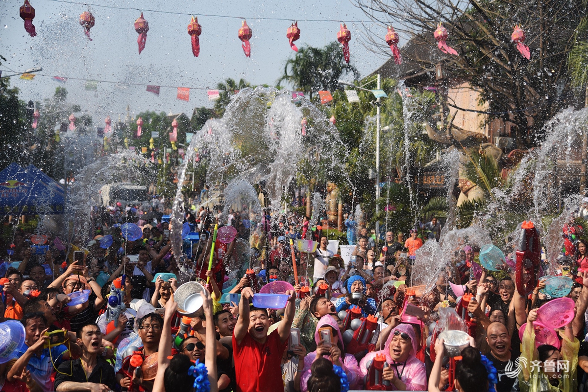 西双版纳迎来一年一度泼水节居民游客狂欢