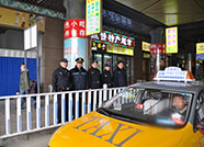泰安警方严打高铁站“黑出租” 14人被处罚