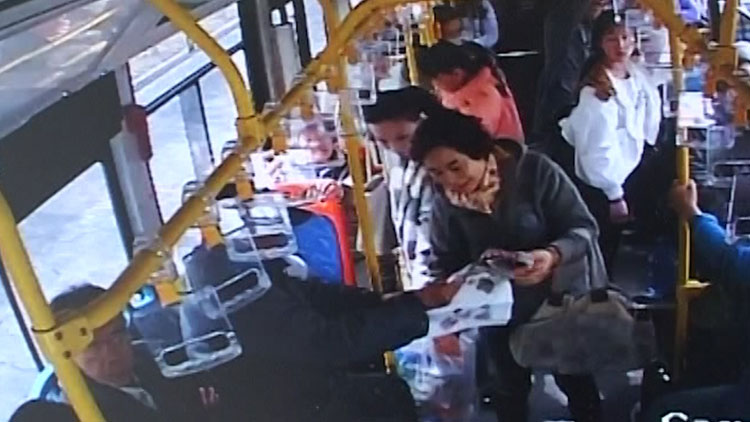 42秒丨乘客公交车上让座 淄博八旬老人画画相赠