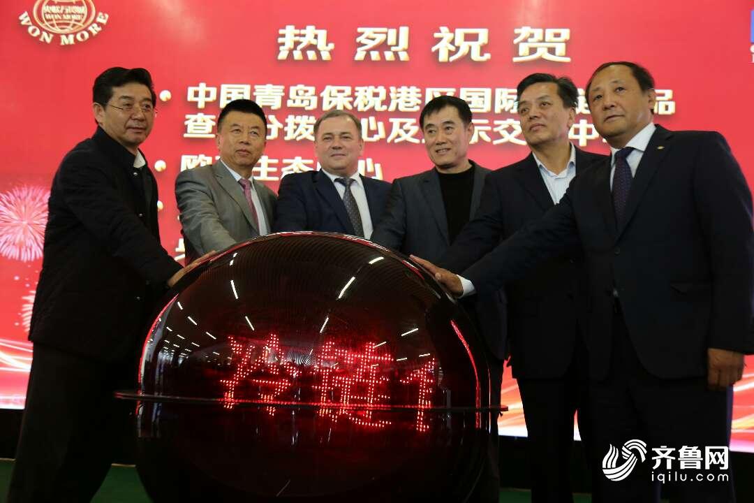 齐鲁网4月19日讯 齐鲁网4月19日讯 由巴龙国际集团联合香港招商局码头和青岛保税港区投资近百亿联合打造的国际冷链食品查验分拨中心、展示交易中心及四个合资合作公司正式运营。巴龙国际集团董事长姜俊平,俄罗斯农业部第一副部长格罗梅科,央联食品保障会会长金其洪、中国海外产业协会秘书长和振伟、青岛保税港区管委会副主任王奇以及中海油、中广核、中铁、中国水产总公司、首钢、中国建筑集团、中国中化、中国有色金属、中国工商牧业等20余家大型央企、30余金融机构和合资合作企业负责人出席仪式。