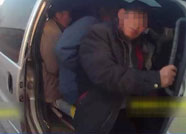 潍坊：车厢拆掉座椅放长凳 面包车竟拉了16人